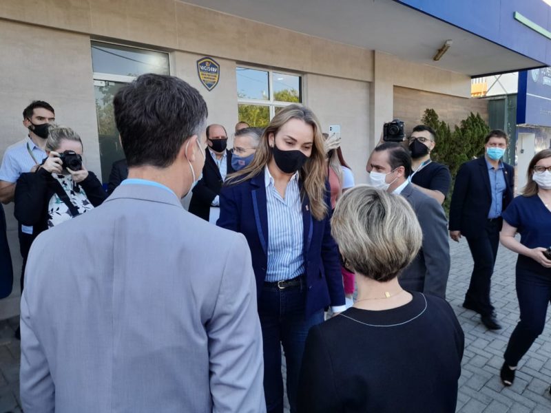 Autoridades aguardam chegada de Daniela Reinehr – Foto: Aline Camargo/ND