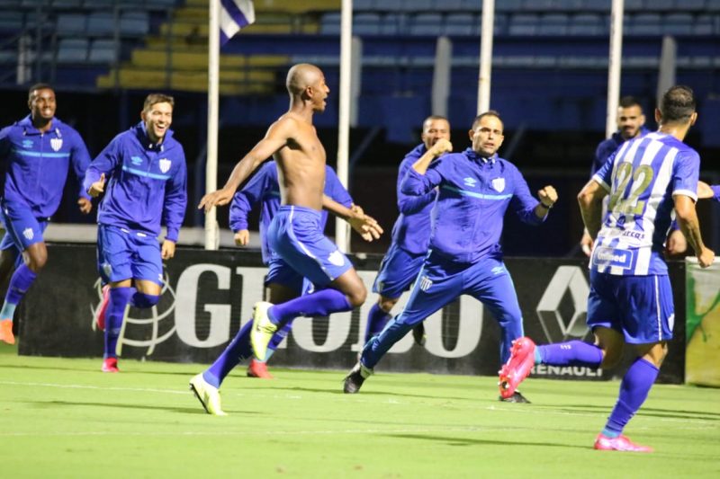 Gustavo mal entrou e balançou a rede para garantir a vitória do Avaí e marcar seu primeiro gol como profissional &#8211; Foto: Frederico Tadeu/Avaí