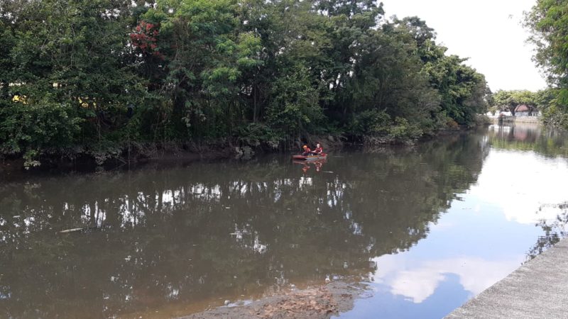 Bombeiros voluntários seguem fazendo buscas pela vítima no rio – Foto: Marcelo Thomazelli/NDTV