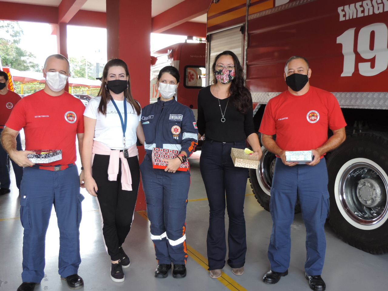 A professora de Biologia Alinne Petris fez questão de agradecer e homenagear os bombeiros que a socorreram - Arquivo Pessoal/Alinne Petris