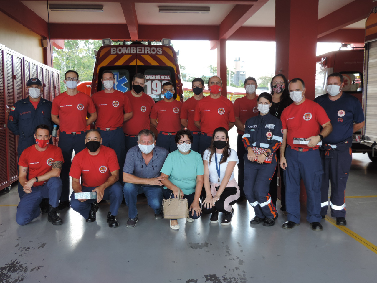 Alinne Petris (centro, de branco) foi atacada por um vizinho e esfaqueada. Graças à ação rápida dos bombeiros, ela conseguiu se salvar - Arquivo Pessoal/Alinne Petris