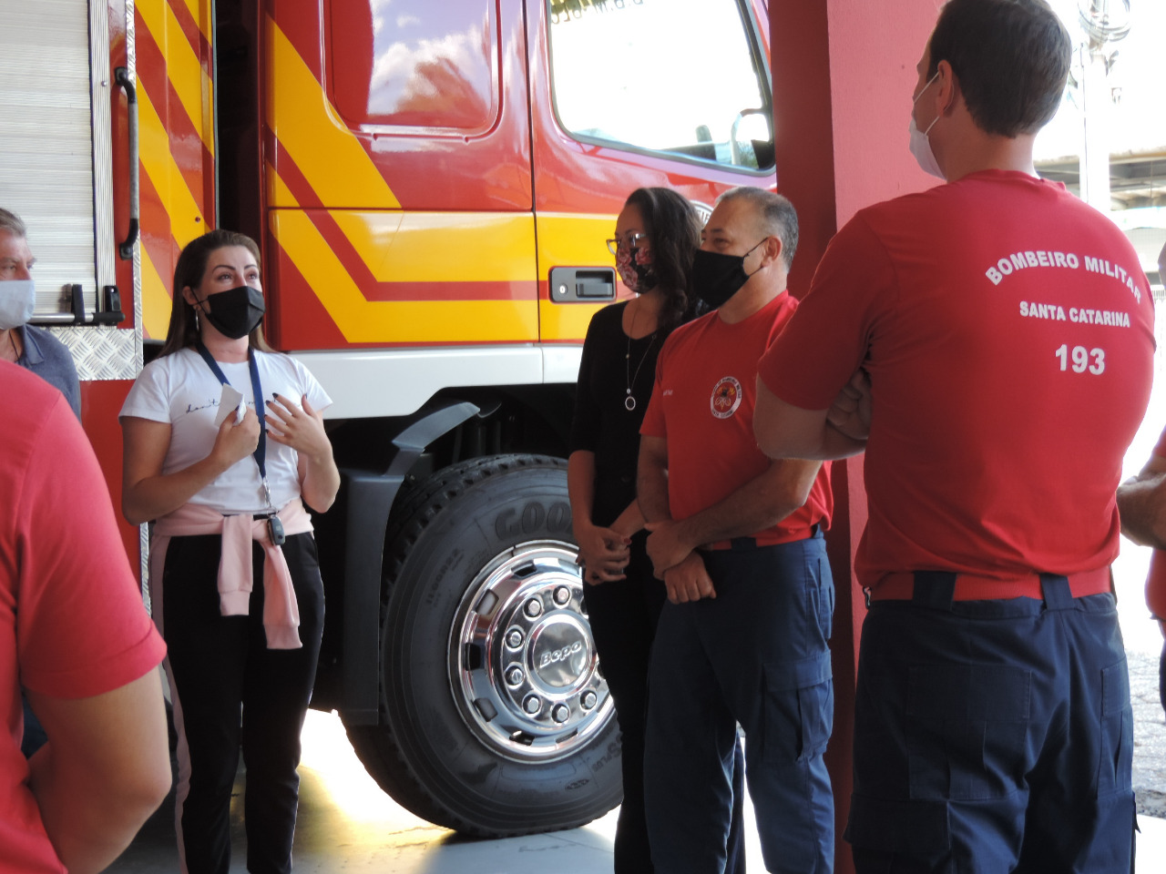 A professora de Biologia Alinne Petris fez questão de agradecer e homenagear os bombeiros que a socorreram - Arquivo Pessoal/Alinne Petris