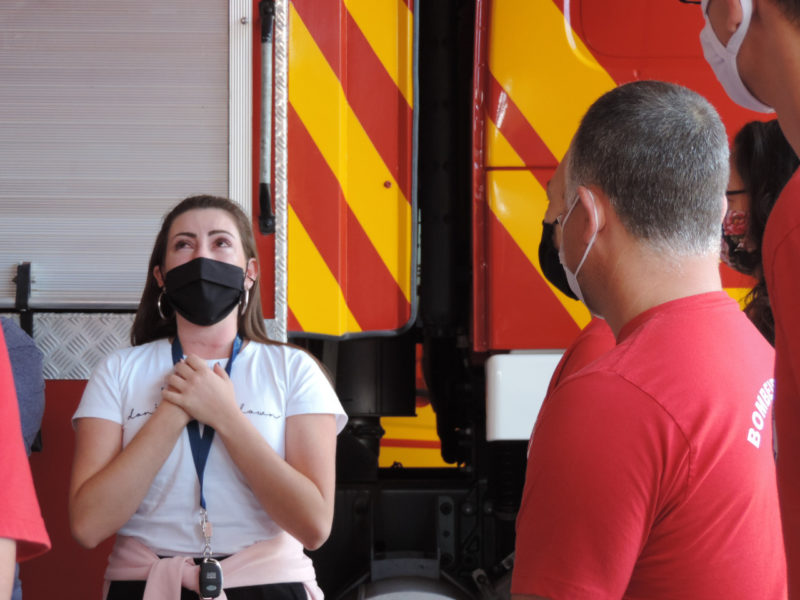 A professora de Biologia Alinne Petris fez questão de agradecer e homenagear os bombeiros que a socorreram – Foto: Arquivo Pessoal/Alinne Petris