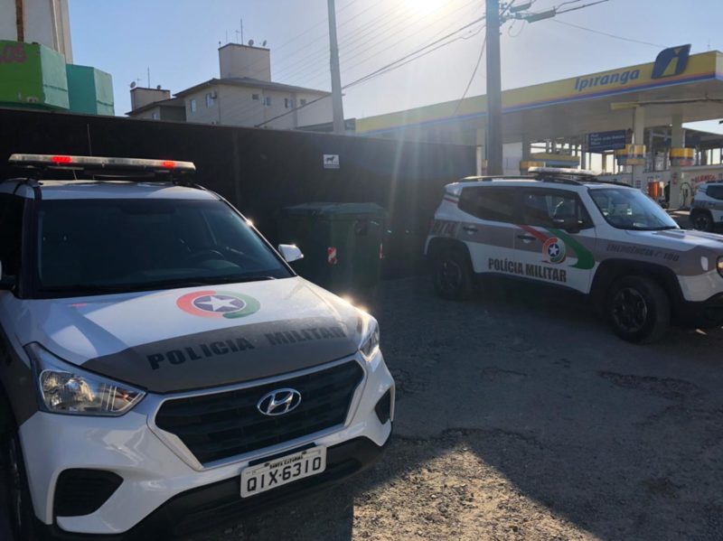 Corpo encontrado na lixeira tinha ferimentos de arma de fogo, segundo a polícia 