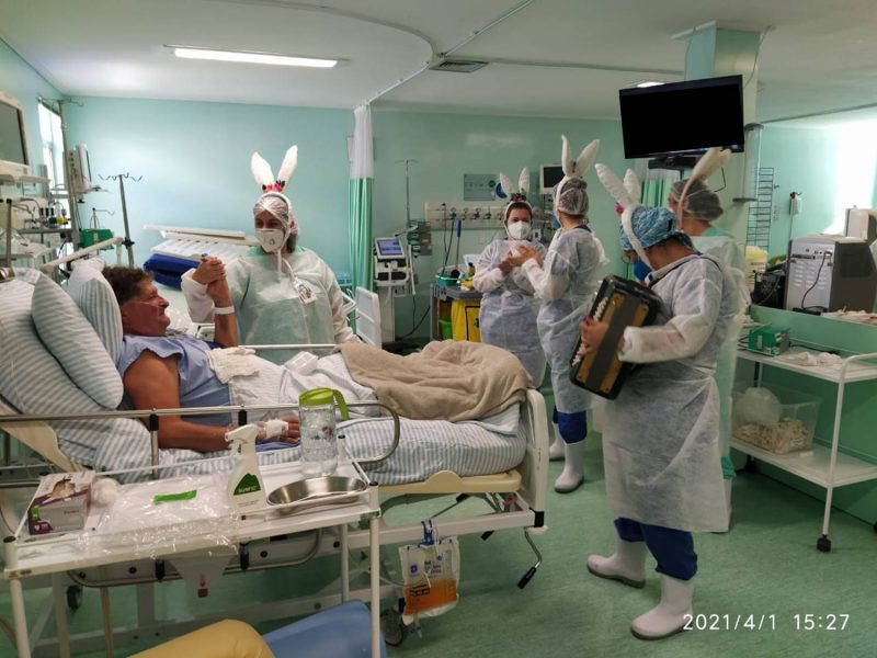 Alegria ao som de gaita e cantoria foi levada aos pacientes internados na ala Covid-19 – Foto: Hospital de Maravilha/Divulgação