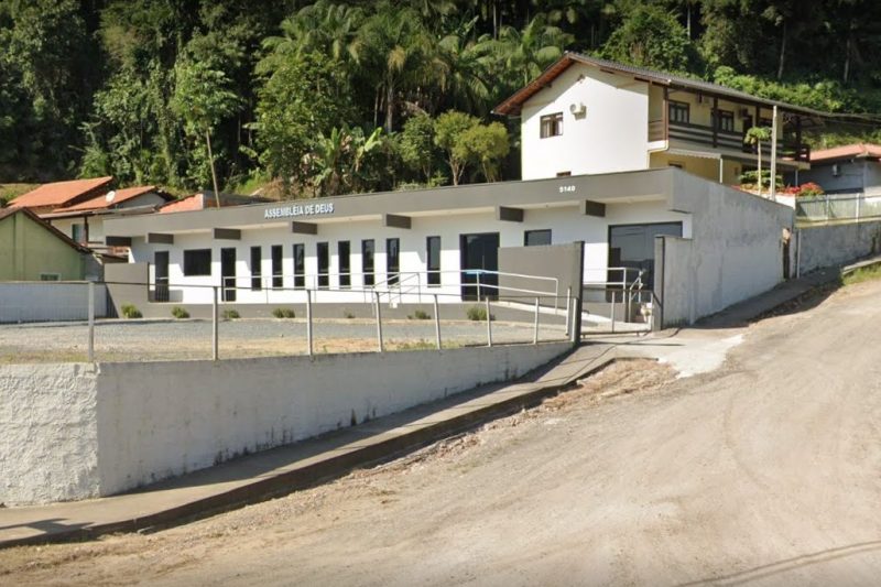 Idoso morre ap&oacute;s cair de telhado de igreja em Blumenau – Foto: Reprodu&ccedil;&atilde;o/Google Maps