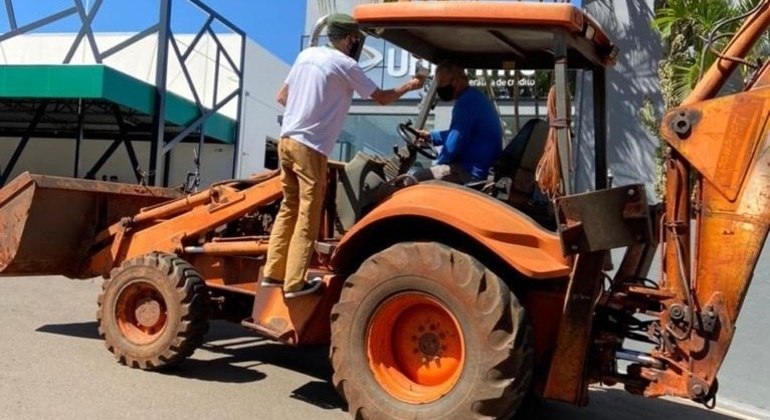 Homem vai até o local de vacinação de retroescavadeira; restou barrado na fila do Drive Thru – Foto: Record TV/divulgação