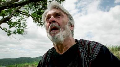 Abrão (Zécarlos Machado) fala com Sarai (Adriana Garambone) sobre a descoberta que fez na caverna nesta segunda (5) – Foto: Divulgação Record TV