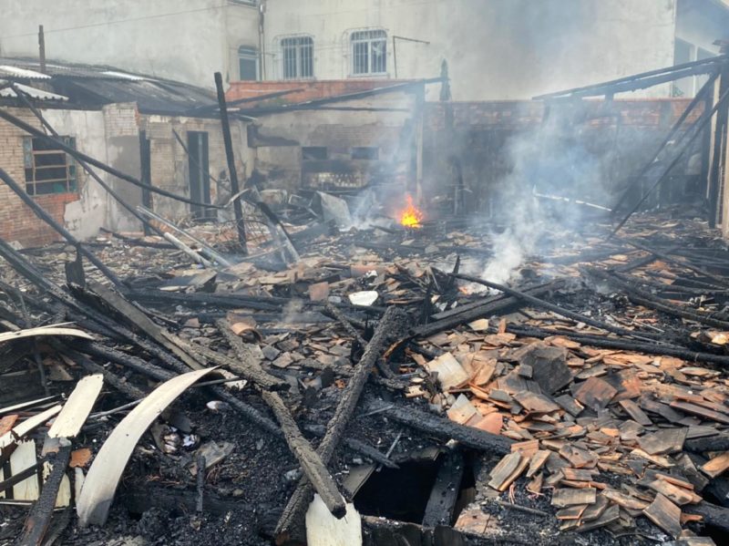 Casa &eacute; completamente destru&iacute;da pelo fogo em Blumenau – Foto: Mois&eacute;s Stuker/NDTV