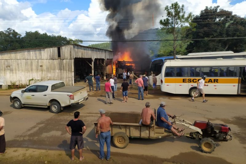 Empresário fica ferido ao tentar salvar veículo de incêndio em SC – Foto: Divulgação/ND