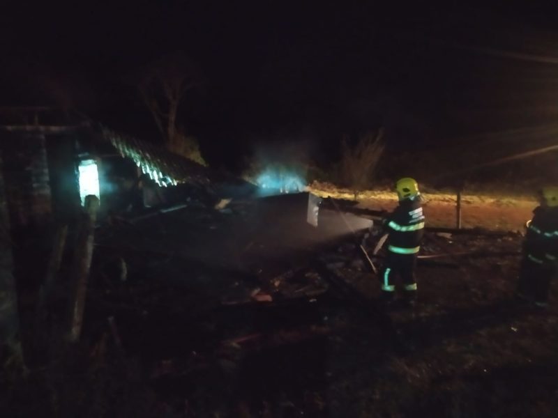 Casas em Calmon e Itapo&aacute; foram atingidas pelas chamas neste domingo (18) – Foto: Bombeiros Militares/Divulga&ccedil;&atilde;o