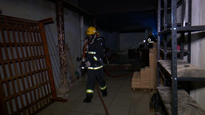 Incêndio aconteceu na noite de segunda-feira (5) na zona Oeste de Joinville – Foto: Ricardo Alves/NDTV