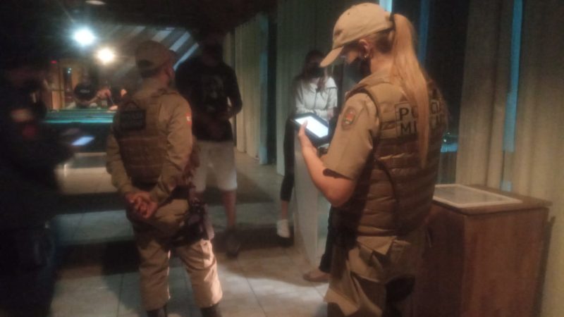 As interdi&ccedil;&otilde;es, segundo a prefeitura, aconteceram porque os locais tinham aglomera&ccedil;&otilde;es e estavam funcionando depois das 22h – Foto: Prefeitura de Itaja&iacute;/Divulga&ccedil;&atilde;o