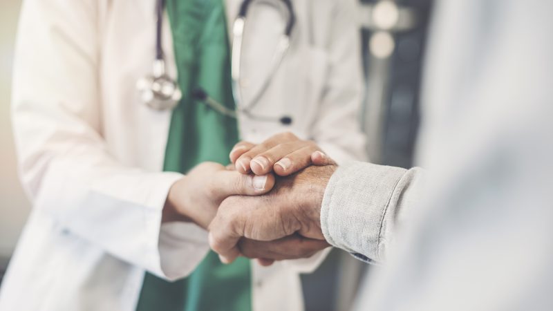 Médico segurando a mão de paciente – Foto: Getty Images/iStockphoto/ND