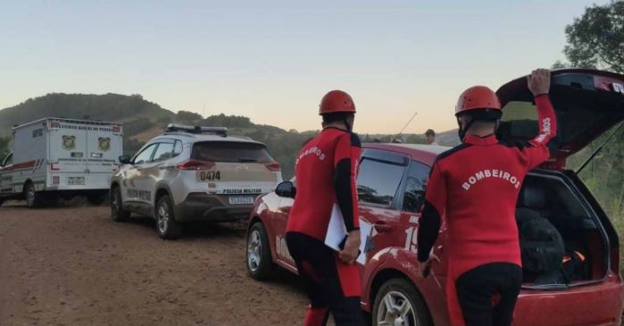 Corpo de Bombeiros foi acionado para remover o corpo de dentro da água – Foto: Jandir Sabedot/Portal Campo Erê/Divulgação ND