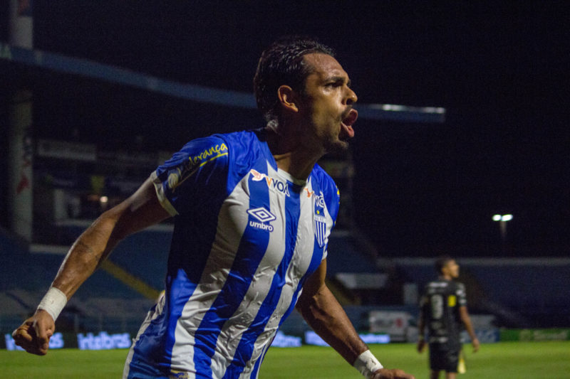 Olho no cara: Júnior Dutra desencantou contra o Cascavel e marcou seu primeiro gol no retorno ao Leão – Foto: André Palma RIbeiro/Avaí F.C