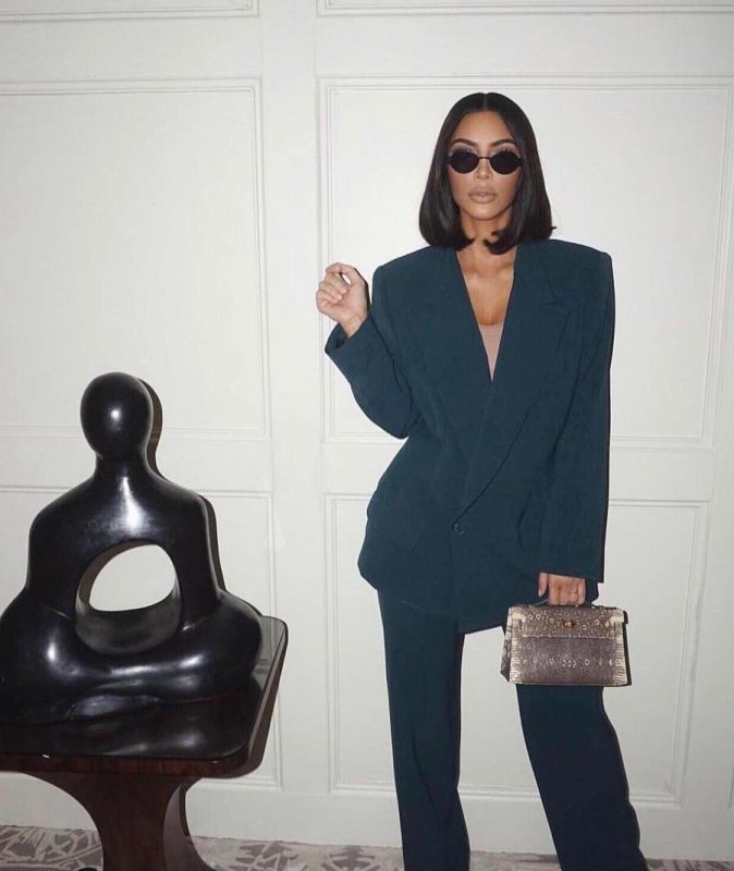 Kim com seu novo estilo, vestindo blazer e calças amplas de alfaiataria- Reprodução/ Instagram Kim Kardashian/ ND