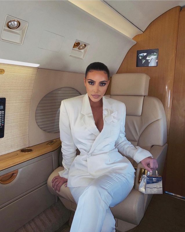 Kim Kardashian com um look escolhido pela curadoria dos estilistas do ex-marido