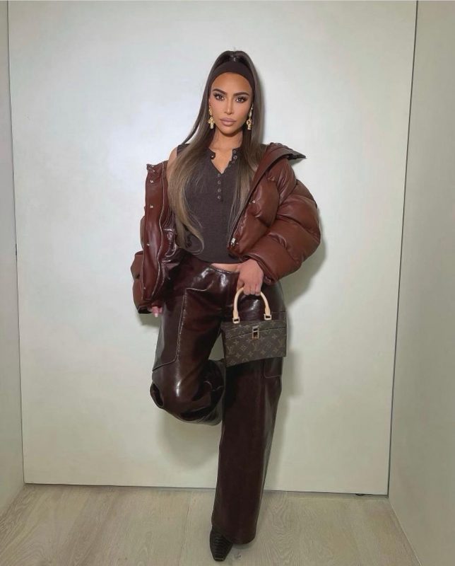 Kim de calça longa, com top mais estruturado, jaqueta e nenhum tipo de decote – Reprodução/ Instagram Kim Kardashian/ ND