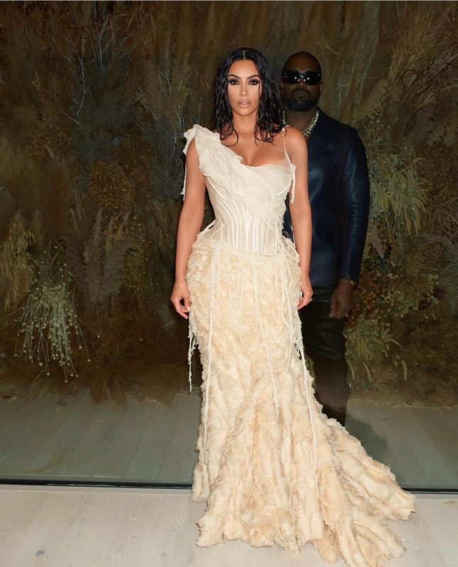 O casal, Kim Kardashian e Kanye West, ela com um vestido assinado pelo estilista Alexandre McQueen que foi escolhido de acordo com os estilistas do marido. – Reprodução/ Instagram Kim Kardashian/ ND