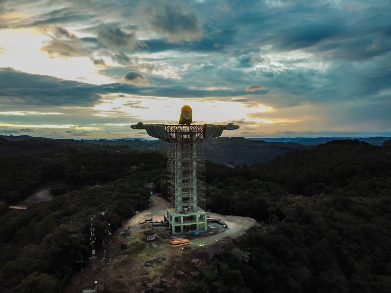 O monumento que promete ser a maior escultura do Cristo Redentor no Brasil está em construção no município de Encantando, no Rio Grande do Sul. – Foto: Konce Agência/Divulgação/ND