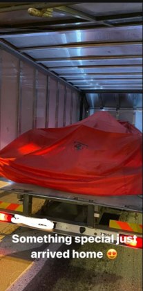 Com duas vit&oacute;rias e 12 p&oacute;dios, o monegasco &eacute; visto como um dos grandes talentos de sua gera&ccedil;&atilde;o. Leclerc dividiu com seus f&atilde;s em suas redes sociais o presente que recebeu da Ferrari – Foto: Reprodu&ccedil;&atilde;o/Instagram/@f1