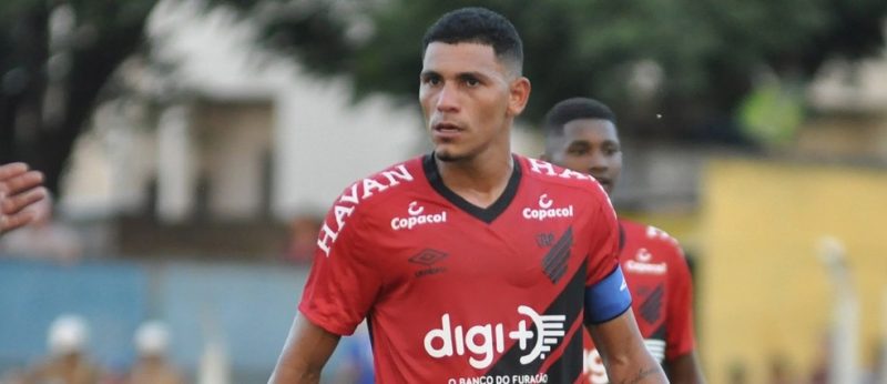 Volante L&eacute;o Gomes, 23 anos, pertence ao Athletico-PR e dever&aacute; assinar com a Chape – Foto: Athletico/Divulga&ccedil;&atilde;o/ND