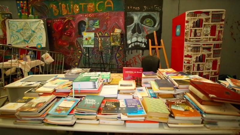 Uma pequena biblioteca foi estruturada há um ano dentro da passarela – Foto: PMF/Divulgação/ND