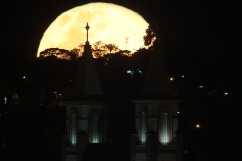 Nascer da lua e Catedral Santo Antônio em 2014 – Foto: Diego de Bastiani/Especial/ND