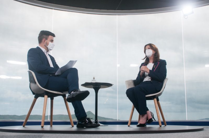 O jornalista da NDTV Luan Vosnhak e a Secretária de Saúde, Carmen Zanotto