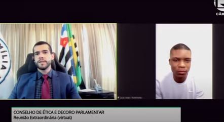 Lucas Cézar dos Santos (de camiseta branca) alegou que Flordelis (PSD-RJ) pediu que ele assumisse ter assassinado o pastor Anderson do Carmo – Foto: Câmara dos Deputados/Reprodução