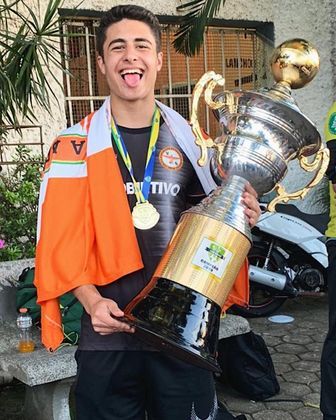 “Eu treinei até o ano passado, mas com a chegada da fase em que eu preciso decidir o que fazer da minha vida, precisei desistir do futebol. Foi muito difícil para mim. Treinar durante uma pandemia é algo que não dá, mas estudar, sim. Então, estou agora totalmente focado nos estudos”, explicou – Foto: Reprodução/Instagram/ND