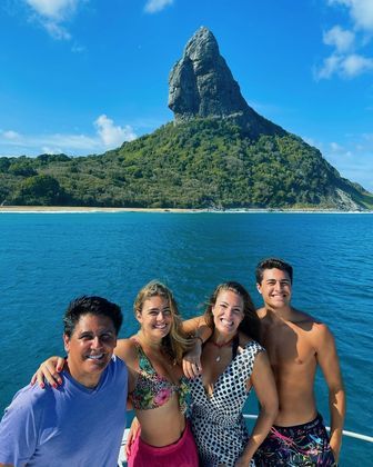 Dos pais, Cesar e Elaine, Luigi disse que herdou o gosto pelas viagens. “Sou apaixonado por viagens em família. É uma coisa que a gente não consegue largar. Quando dá, a gente quer sair, quer viajar juntos, nos divertir, conhecer lugares novos. O último lugar que nós fomos foi Fernando de Noronha, que foi maravilhoso. Não sabia que o Brasil tinha um lugar tão lindo como lá”, disse – Foto: Reprodução/Instagram/ND