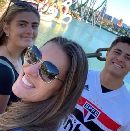 A camiseta entrega o time de coração: “Eu sou são paulino roxo. Isso foi uma coisa que o meu pai passou para mim, desde pequeno ele sempre me levou para o estádio. Eu vejo todos os jogos, eu choro pelo São Paulo, eu sou um torcedor doido, mesmo. Perdendo ou ganhando, sempre é um canhão de emoções que eu vivo” – Foto: Reprodução/Instagram/ND