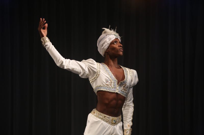 Luis descobriu a dança quase que por acaso, mas brilhou nos palcos desde criança – Foto: Alinne Volpato
