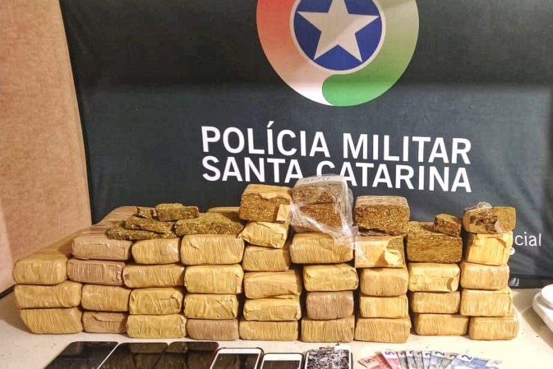 Cerca de 18 quilos de maconha foram apreendidos – Foto: Divulgação/PM Blumenau