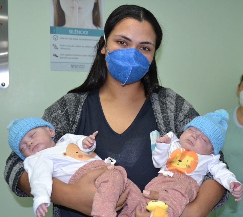 Gêmeos prematuros extremos e a mamãe Letícia foram para casa