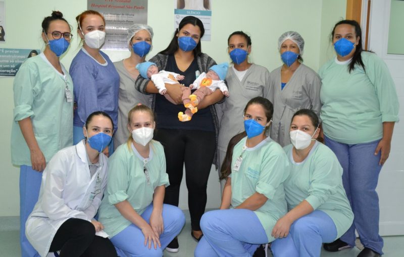 Gêmeos prematuros extremos e a mamãe Letícia com a equipe do hospital