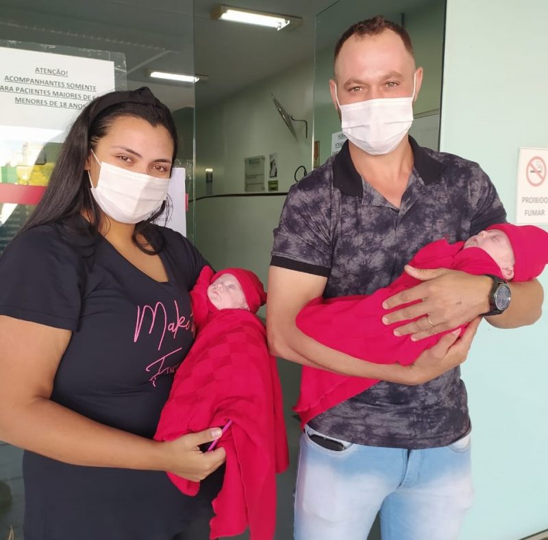Gêmeos prematuros extremos e a mamãe Letícia foram para casa com o papai