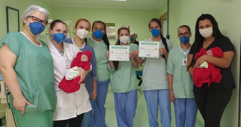 Gêmeos prematuros extremos com a mãe Letícia e a equipe do hospital