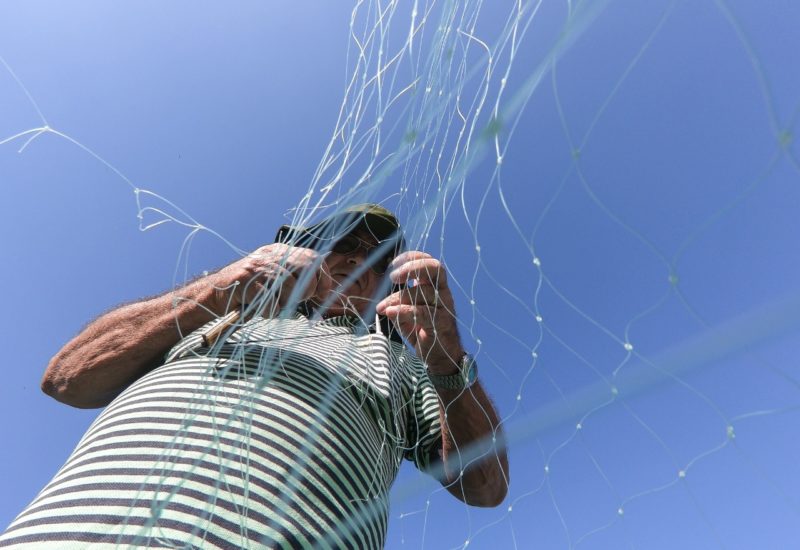 Manoel Oliveira, o Deca, está com 71 anos e pesca desde os 16 – Foto: Leo Munhoz/ND