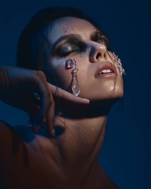 Maquiagem feita por Carol com glitter e uso de cristais.- Reprodução/ Acervo Carol Barraganha; Foto por Leonardo Cunha/ND