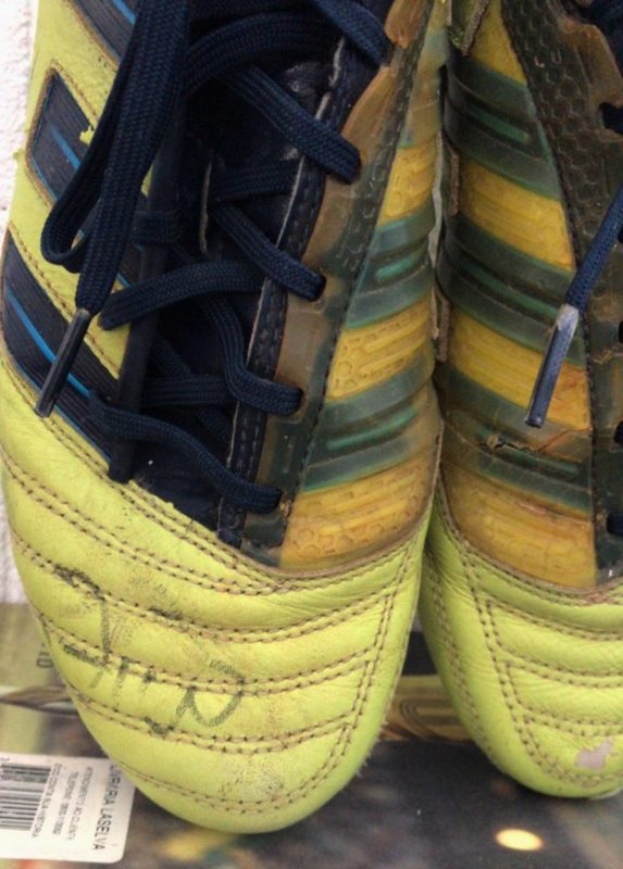 Chuteira de Marcelo autografa pelo &iacute;dolo – Foto: Divulga&ccedil;&atilde;o/ND