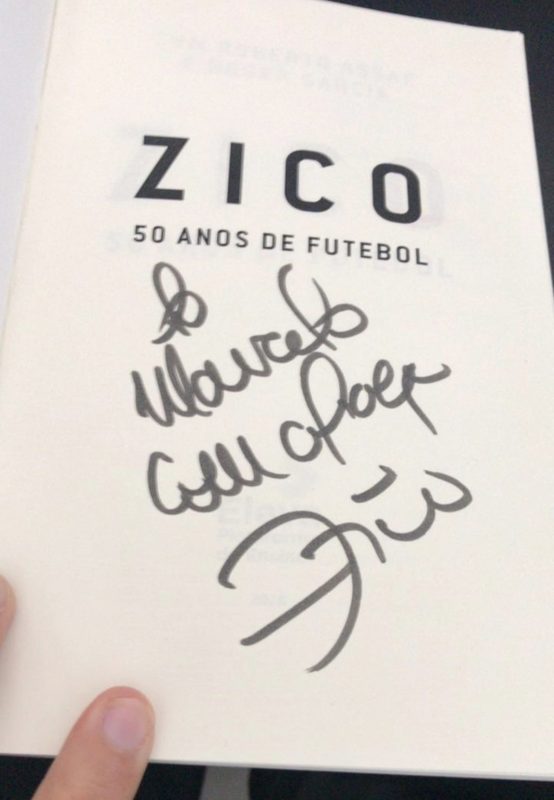 Marcelo exibe dedicat&oacute;ria no livro “Zico – 50 Anos de Futebol”, autografada pelo jogador – Foto: Divulga&ccedil;&atilde;o/ND
