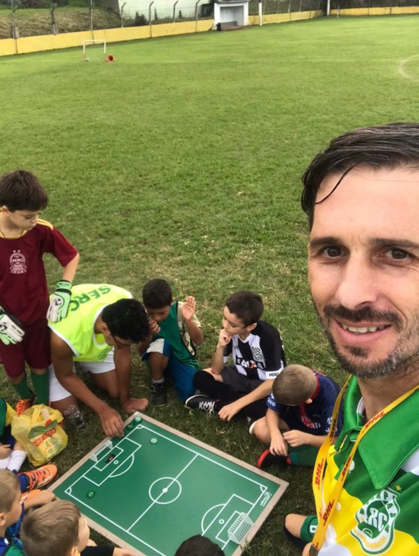 Marcelo com crian&ccedil;as da Escolinha da S.E.R. Campinas, no Campeche – Foto: Divulga&ccedil;&atilde;o/ND