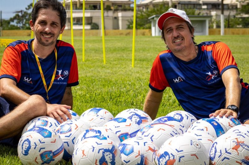 Marcelo Neagu (&agrave; esq.) e Rafael Mano se associaram para abrir a primeira Escola Zico 10 da Grande Florian&oacute;polis – Foto: Divulga&ccedil;&atilde;o/ND