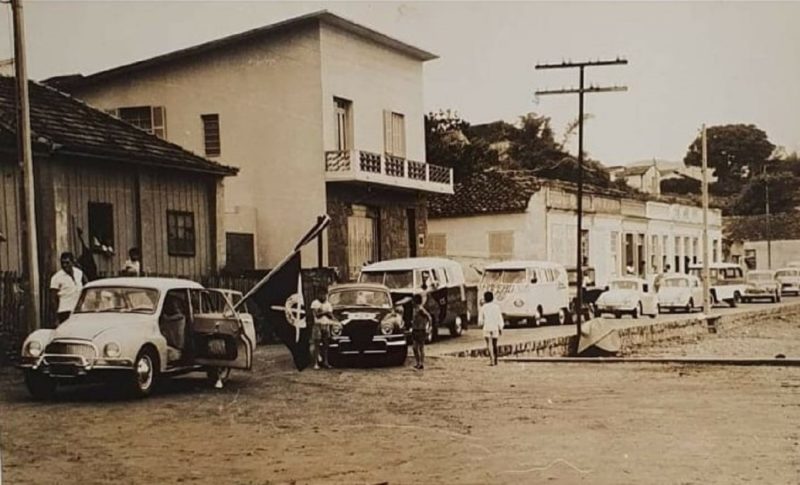 Na foto da d&eacute;cada de 1960, remadores, diretores e simpatizantes do Clube N&aacute;utico Riachuelo promovem uma carreata ap&oacute;s a conquista de mais uma prova na capital, pr&oacute;ximo da antiga sede do clube, que ficava nas proximidades da ponte Herc&iacute;lio Luz, no bairro Rita Maria. – Foto: Roberto J. Muller/ND