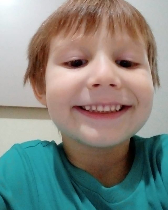 Pedro de cinco anos &eacute; apaixonado pela camiseta verde que ganhou da madrinha – Foto: Arquivo pessoal/Divulga&ccedil;&atilde;o