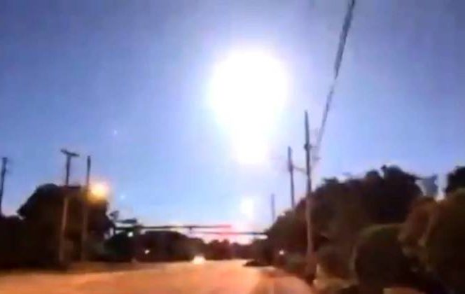 Repórter flagra momento em que meteoro explode no céu nos EUA – Foto: Reprodução/Twitter