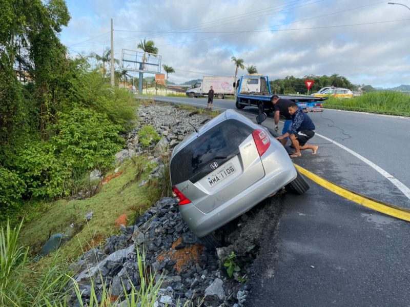 Veículo transitava pela alça de acesso à rua Dr. Pedro Zimmermann, na Itoupava Central – Foto: Moisés Stuker/NDTV Blumenau
